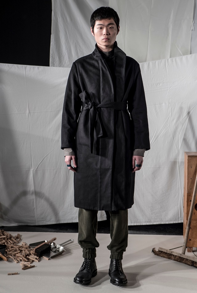 PHOEBE-ENGLISH-MAN-AW17-LOOK-4-PHOTO-BY-NEIL-MASON